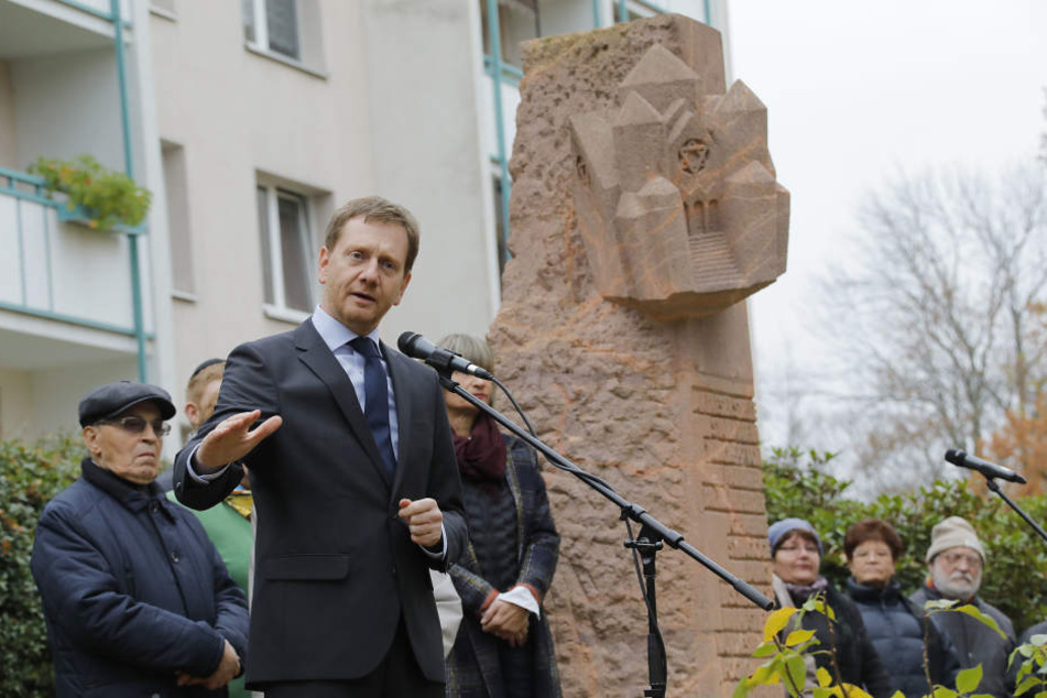 Ministerpräsident Michael Kretschmer (43, CDU) bei seiner Rede an der Stele an Stephansplatz.