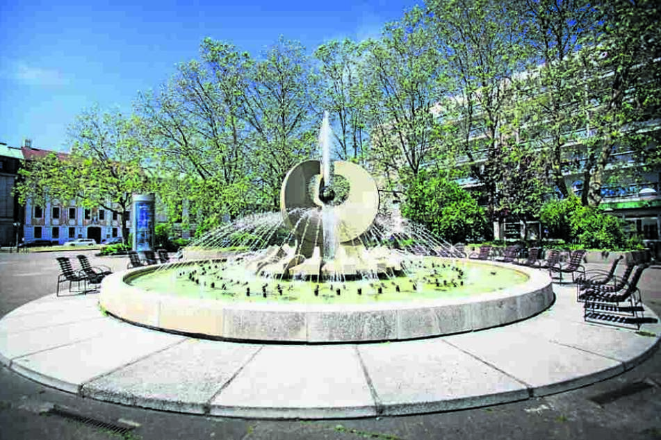 Auf der Westseite am Neustädter Markt steht der funktionstüchtige Brunnen, der ebenfalls sanierungsbedürftig
ist.