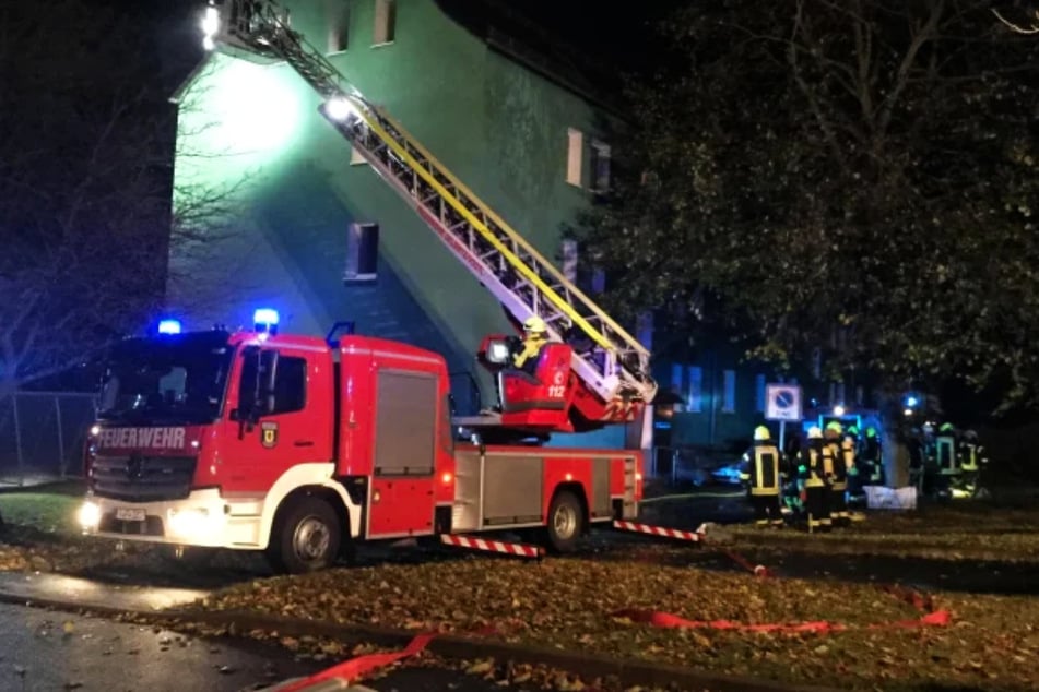 In einer Dachgeschosswohnung eines Mehrfamilienhauses in der Bahnhofstraße in Weischlitz kam es am Samstagabend zu einem Feuer.