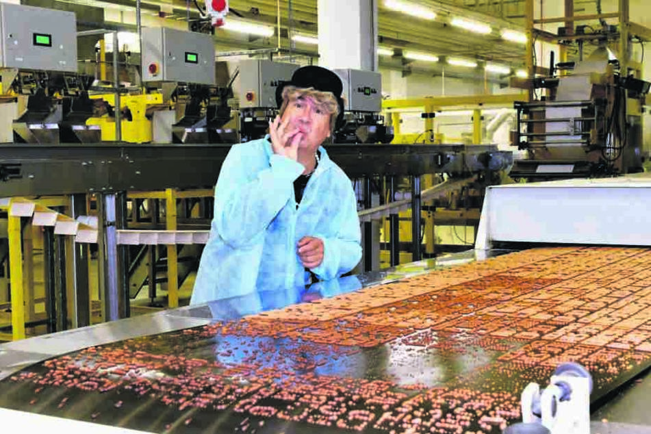 Ilse Bähnert überzeugt sich in der Produktionshalle von der Qualität des Diddschgebäggs.