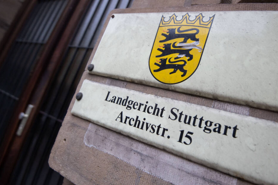 Das Schild hängt vor dem Landgericht in Stuttgart.