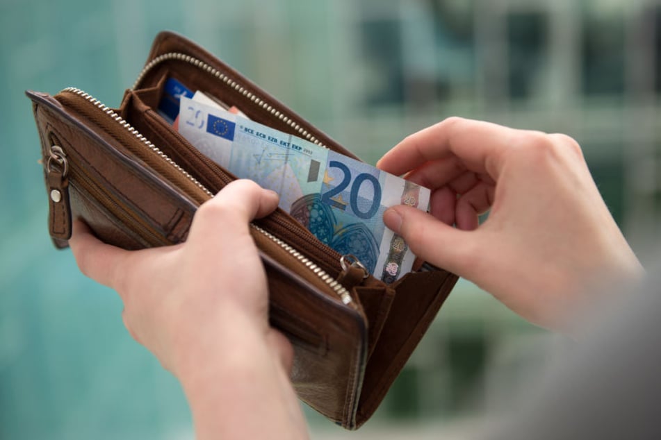 Weil kein Klopapier da war, benutzte ein Wiesn-Besucher kurzerhand Geld. (Symbolbild)