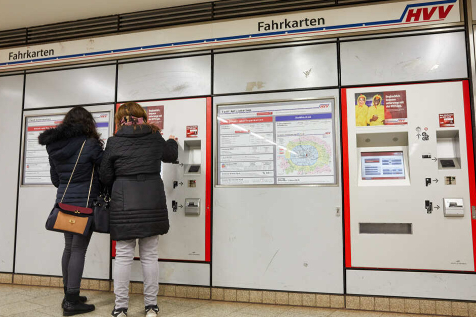 Zwei Frauen kaufen in einer U-Bahnstation am Hauptbahnhof Tickets an einem Fahrkartenautomat.