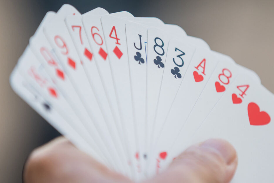 Der Einsatz hoher Geldbeträge, etwa beim Poker, bergen ein hohes Risiko, sich zu verschulden.