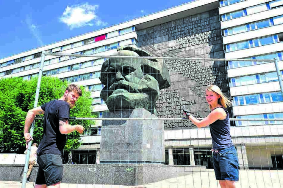 Florian Huber (32) und Anna Markowski (29) vollendeten gestern die
Bauzaun-Installation am Marx-Kopf.