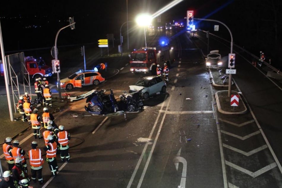 Die L 240 bei Alsdorf glich am Abend einem Trümmerfeld.