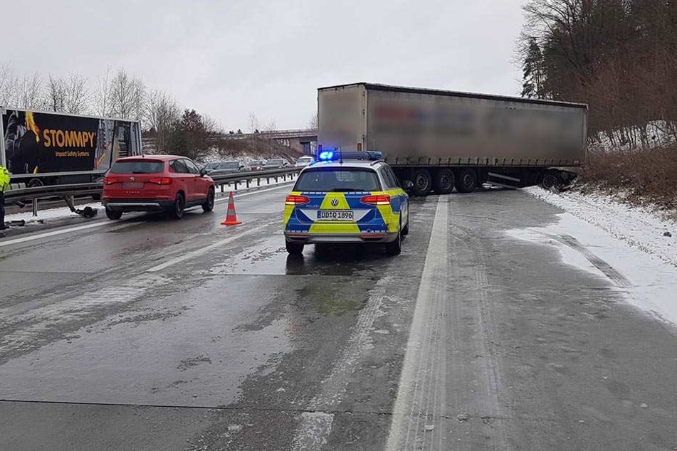 Der Lkw landete auf dem Seitenstreifen.