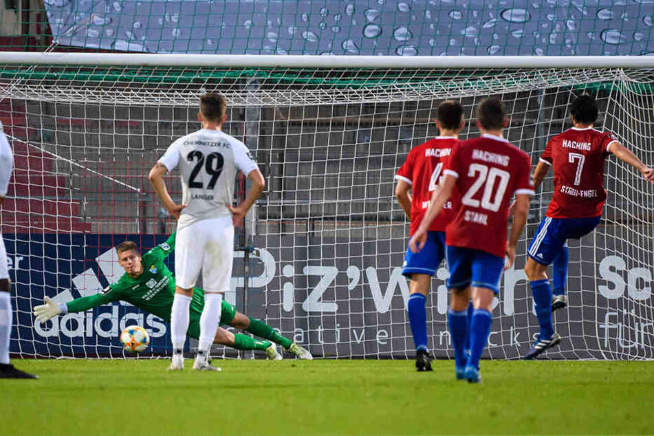 Dominik Stroh-Engel verwandelte vom Elfmeterpunkt, CFC-Keeper Jakub Jakubov war geschlagen.