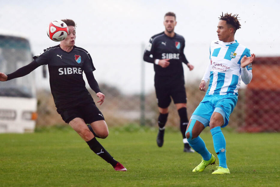 Nach auskurierter Schambein-Entzündung beginnt Deji Beyreuther (r.), der hier im Testspiel gegen Steinbach vor Moritz Hannappel zum Flanken kommt, heute mit dem Aufbautraining.