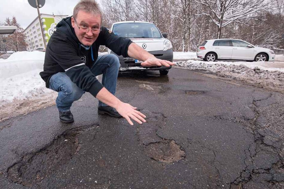 Pizza-Fahrer Wolfgang Mai (52) ist sauer - die Schlaglöcher erhöhen die Unfallgefahr.
