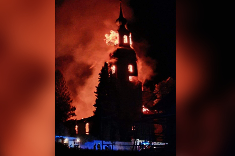 Lichterloh stand das Gotteshaus nachts in Flammen.