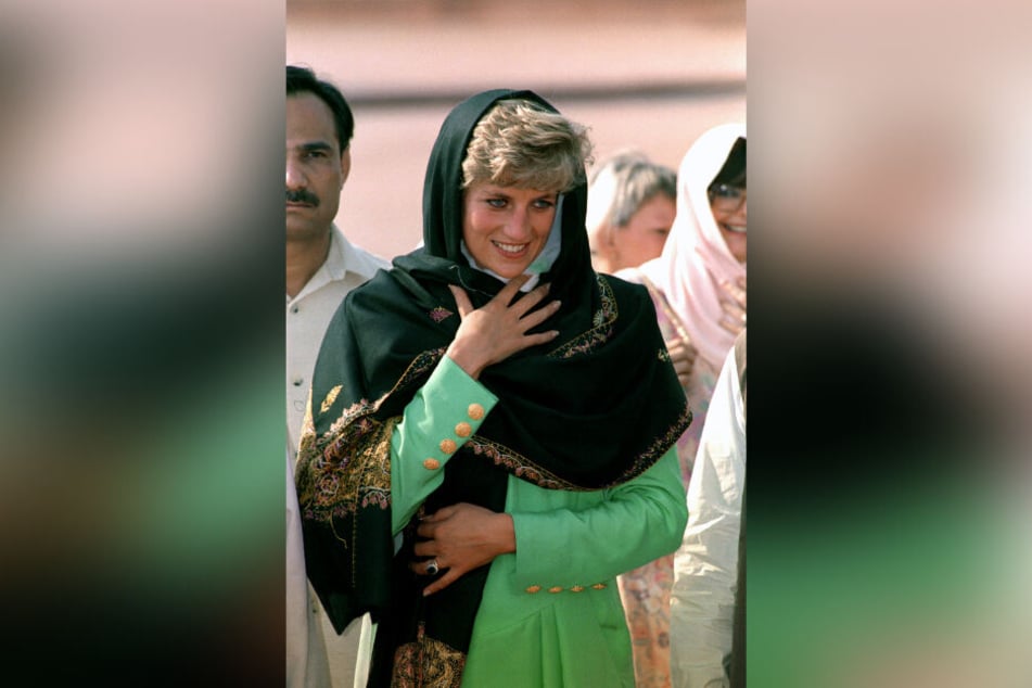 Lady Diana, Prinzessin von Wales, bei einem Besuch der Badshahi-Moschee in Lahore (Pakistan) im Jahr 1991.