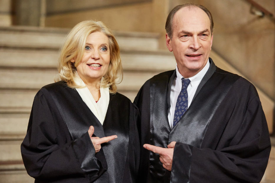 Die Schauspielerin Sabine Postel als Isa von Brede und Herbert Knaup als Markus Gellert spielen in "Die Kanzlei" die Hauptrollen.