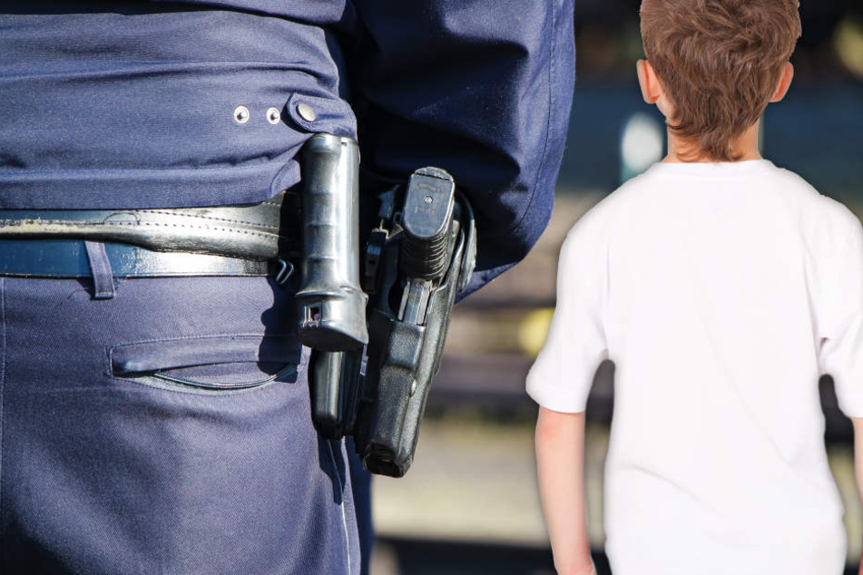 Der kleine Mann spielte bei Eintreffen der Polizei ganz unbedarft zu der Wohnung der Eltern, doch die hatten ein ganz anderes Problem (Symbolbild).