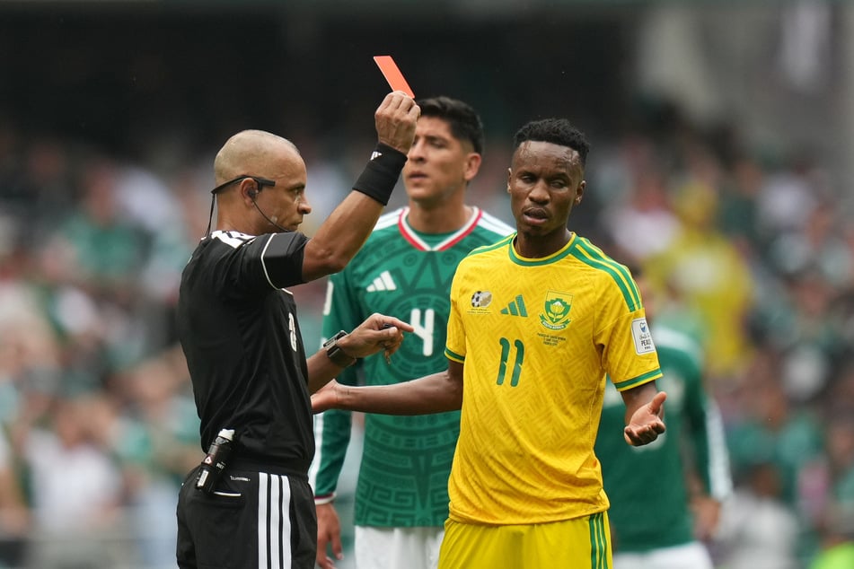 Im WM-Eröffnungsspiel gab es gleich drei Rote Karten, eine davon sieht hier der Südafrikaner Themba Zwane (r.).