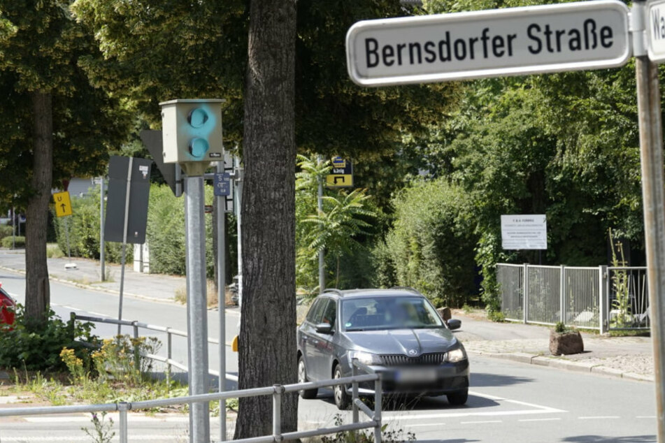 Der Rotlichtblitzer an der Kreuzung Wartburgstraße/Bernsdorfer Straße in Chemnitz wurde durch Unbekannte mit türkis-blauer Farbe besprüht.