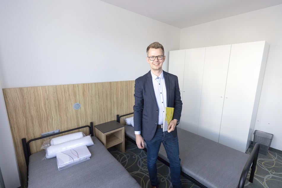 Sozialamts-Chef Christian Knappe (35) in einem der Doppelzimmer.