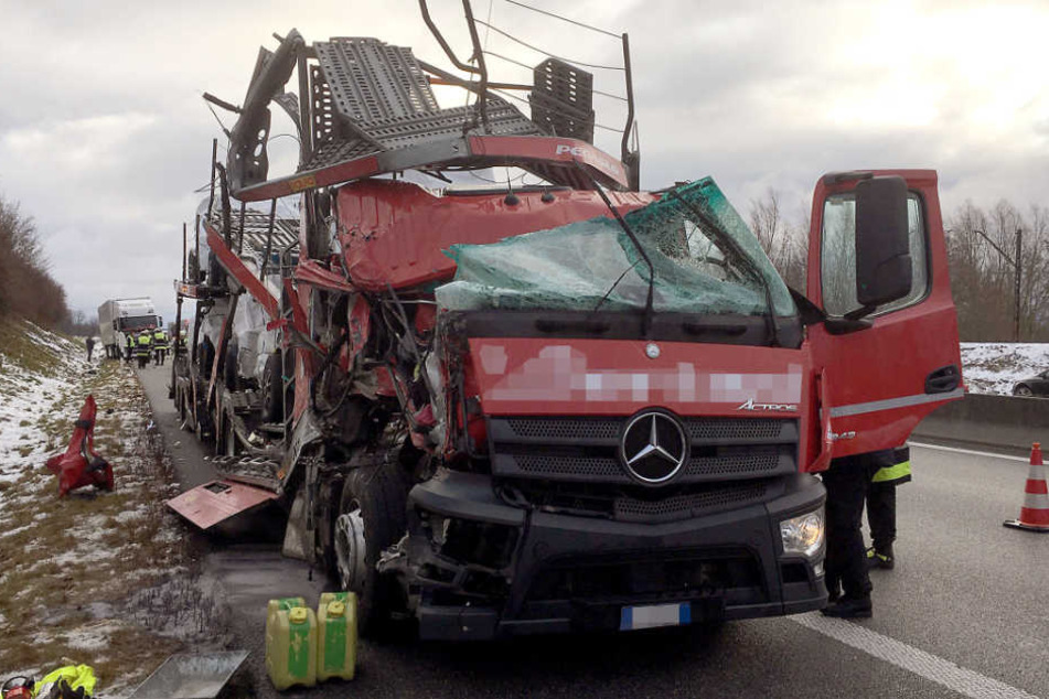 Wie durch ein Wunder wurde der Fahrer des Autotransporters nur leicht verletzt.
