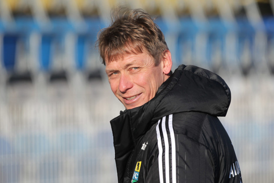 Trainer Sven Köhler kann sich
freuen. Er darf mit seiner Mannschaft die Drittligasaison zu Ende spielen.