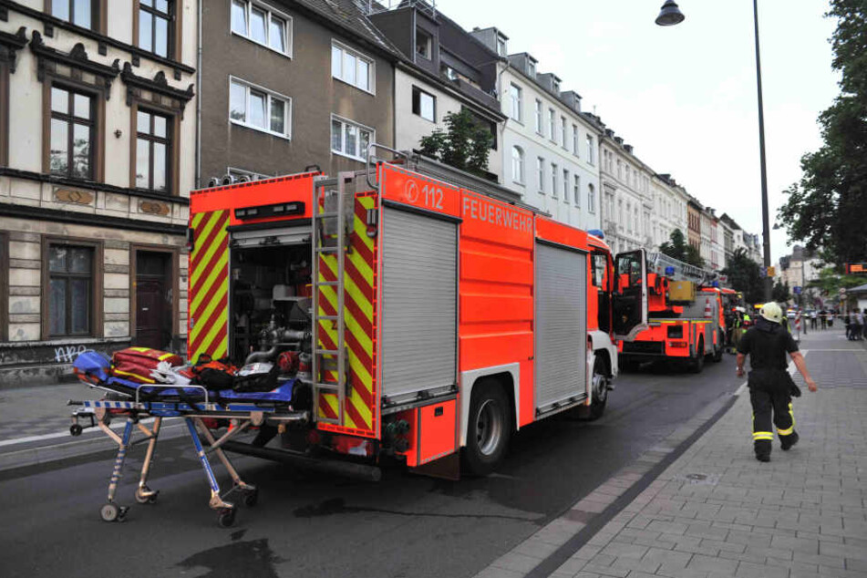 Ein Stapel mit Sperrmüll hatte im Erdgeschoss des Mehrfamilienhauses Feuer gefangen.