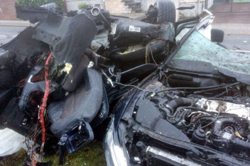Das Fluchtfahrzeug wurde komplett zerstört. Der fahrer wurde aus dem Auto herausgeschleudert.
