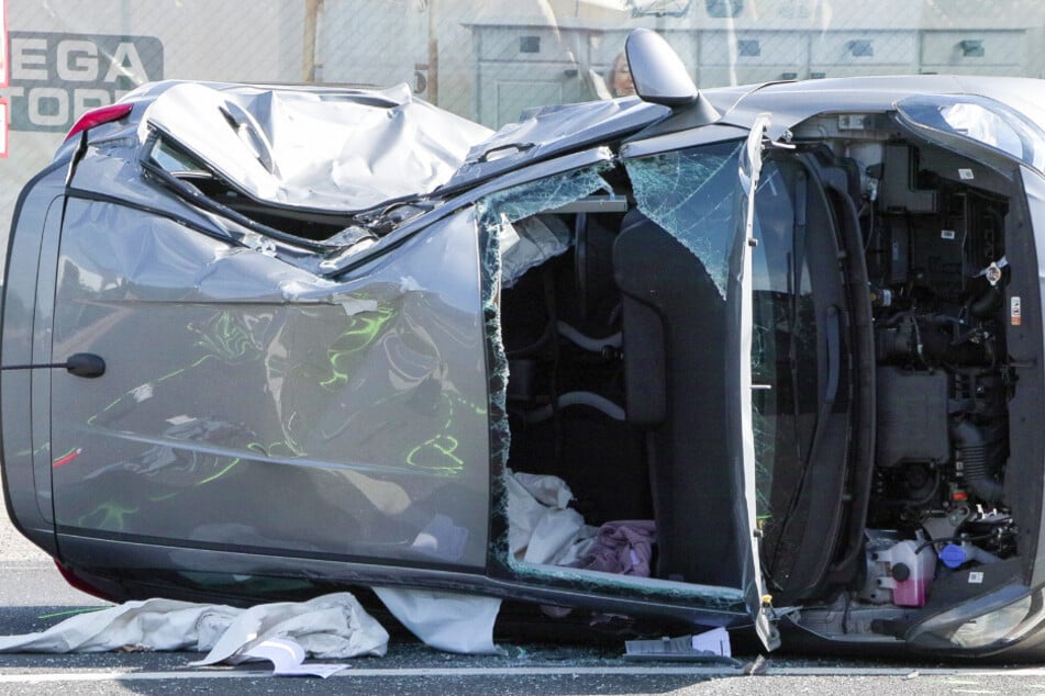 Die Fahrerseite ihres Autos wurde vollständig zerstört.