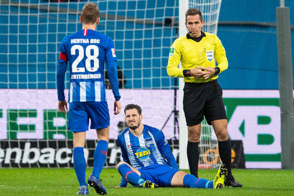 Mathew Leckie liegt verletzt am Boden.