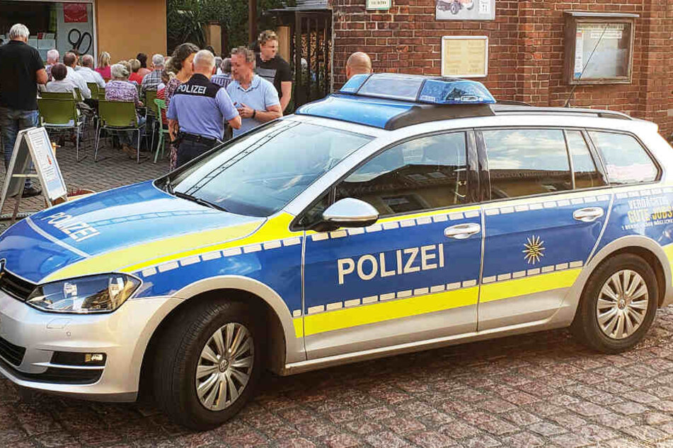 Streifenpolizisten aus Grimma bewachen nach der Morddrohung den Veranstaltungsort.