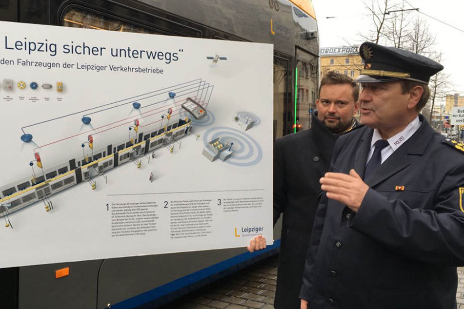 Polizeipräsident Bernd Merbitz erklärt das Sicherheitskonzept.