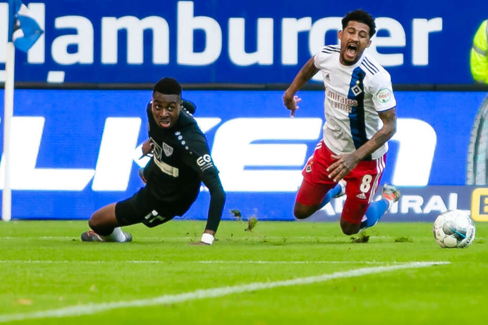Stuttgarts Maxime Awoudja (l) foult Hamburgs Jeremy Dudziak im Strafraum.