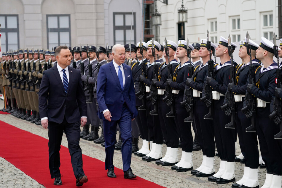 Joe Biden (79) wurde vom polnischen Präsident Andrzej Duda (49) mit militärischen Ehren empfangen.