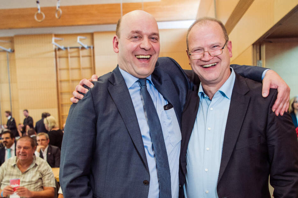 Die AfD-Politiker Robert Lambrou (l.) und Klaus Herrmann stehen nach ihrer Wahl zusammen.