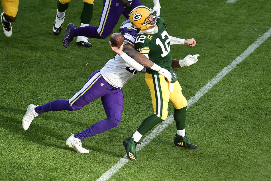 Auch der Quarterback der Green Bay Packers, Aaron Rodgers (39), musste in dieser Saison mehrmals unfreiwilligen Kontakt mit dem Gegner hinnehmen.