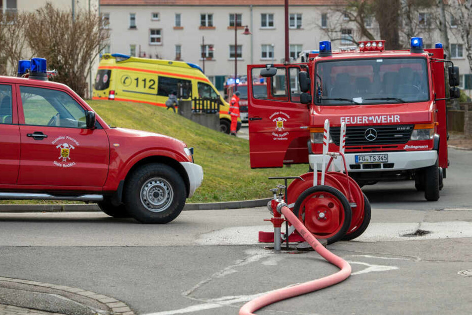 Mehrere Einsatzfahrzeuge der Feuerwehr und ein Krankenwagen waren vor Ort.