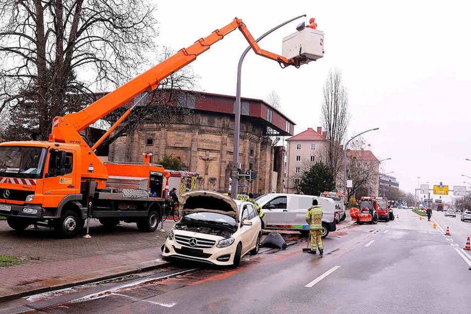 Durch den Unfall wurde auch ein Lichtmast beschädigt.
