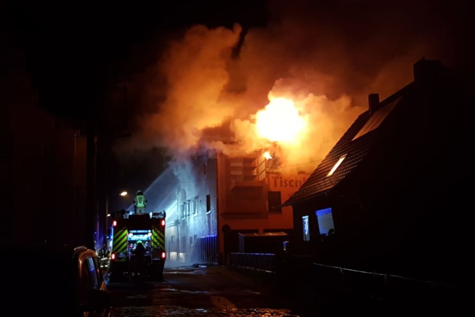 Die Flammen schlugen aus dem dritten Stock des Hauses.
