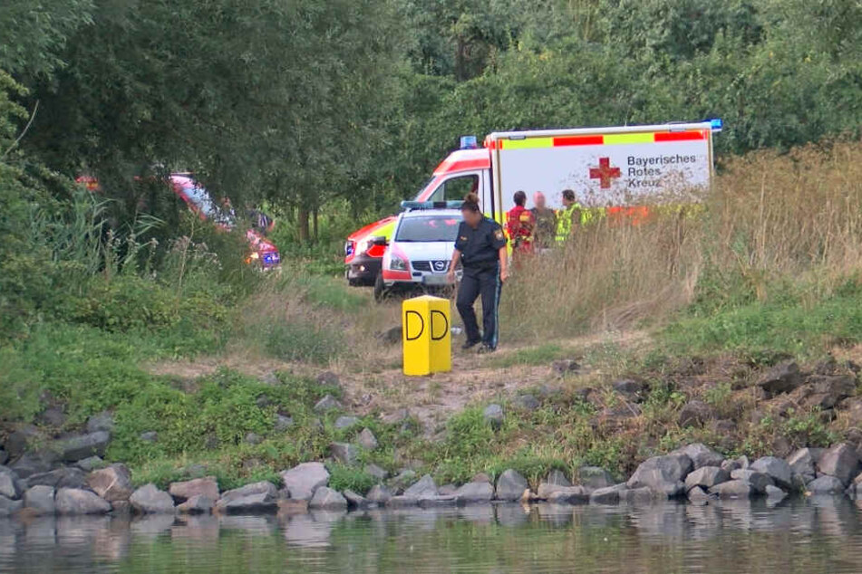 Einsatzkräfte suchen das Ufer nach dem Vermissten ab.