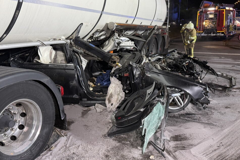 Audi kracht in Lkw: Junger Fahrer muss aus Wrack befreit werden
