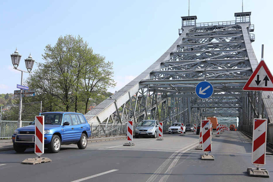 Am Dienstag begannen die Arbeiten an der Fahrbahn. Dafür muss bis Donnerstag immer von 9-15 Uhr eine Spur gesperrt werden.