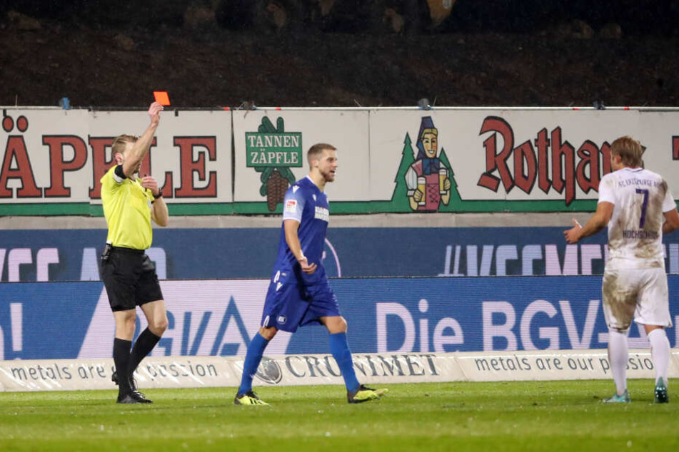 FCE-Spieler Jan Hochscheidt trottet enttäuscht in die Kabine.