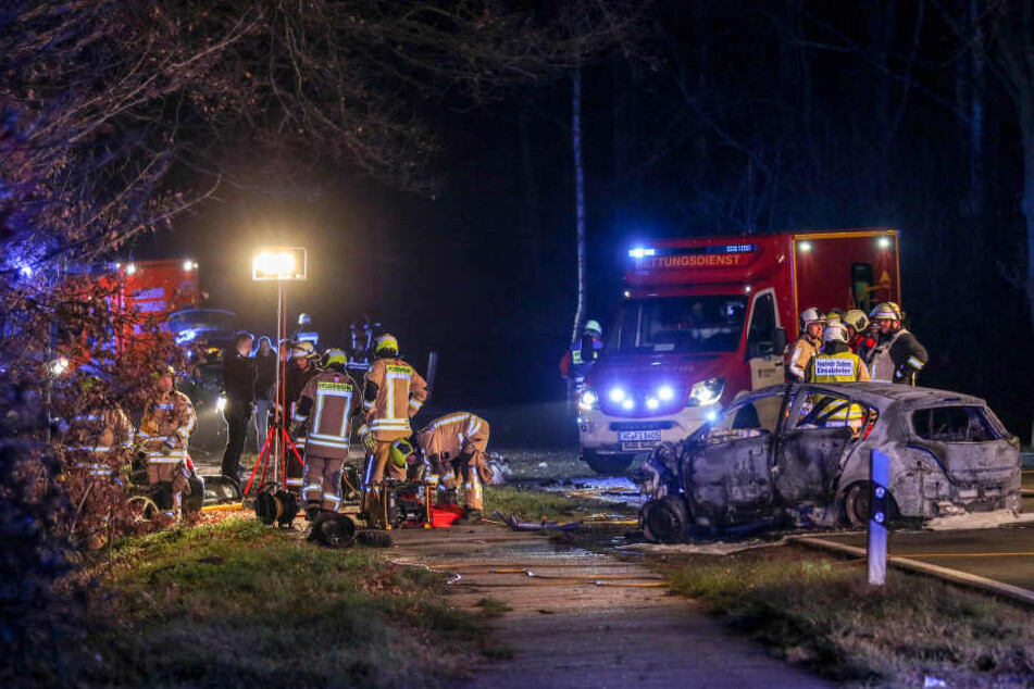 Bei dem Unfall, bei dem ein Auto vollständig ausbrannte, kamen insgesamt fünf Menschen ums Leben.