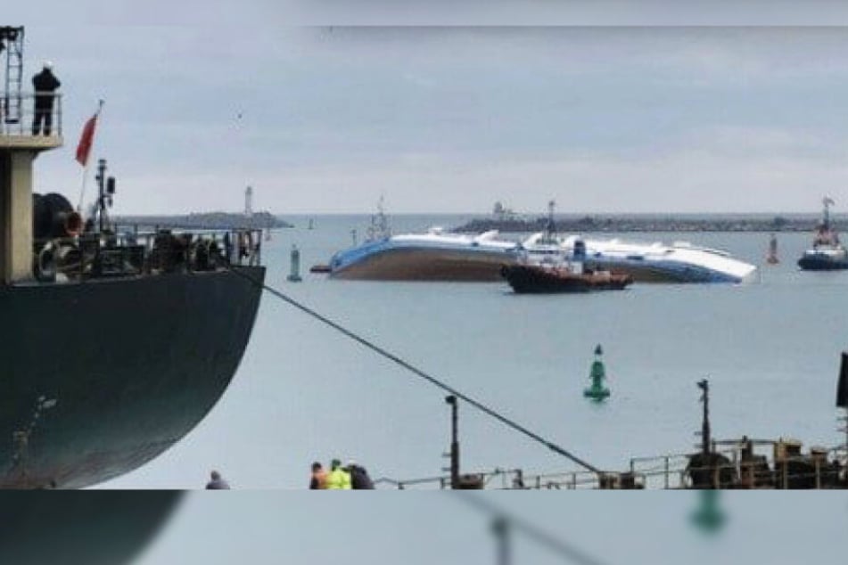 Das gekenterte Schiff liegt noch im Hafen und muss geborgen werden.
