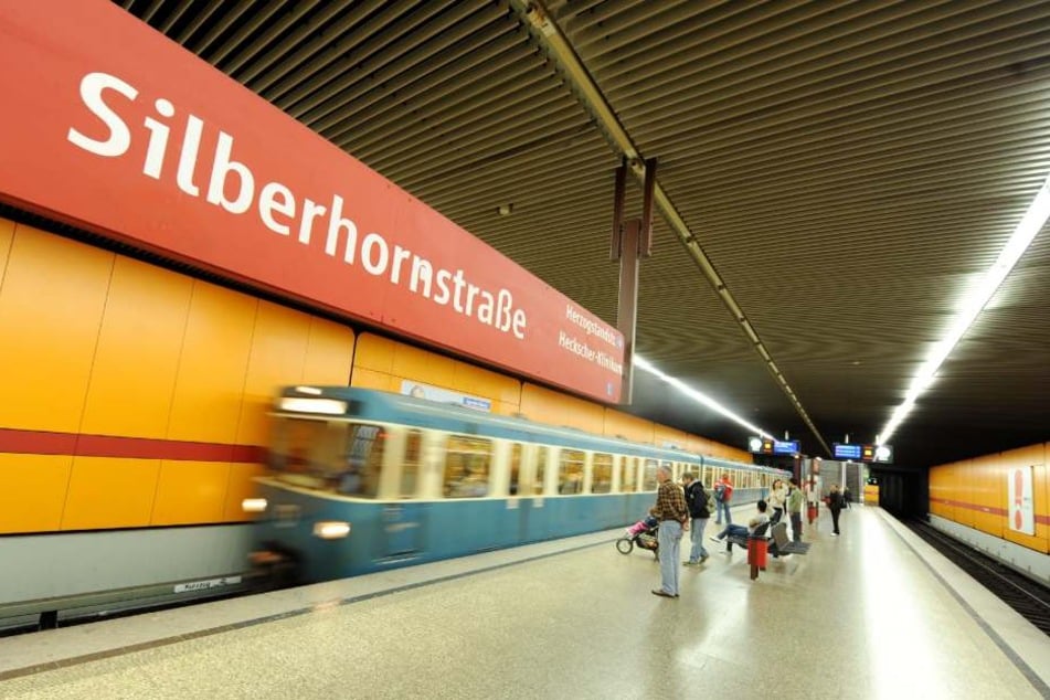 Die Tatverdächtigen flüchteten an der U-Bahn-Haltestelle Silberhornstraße. (Archivbild)