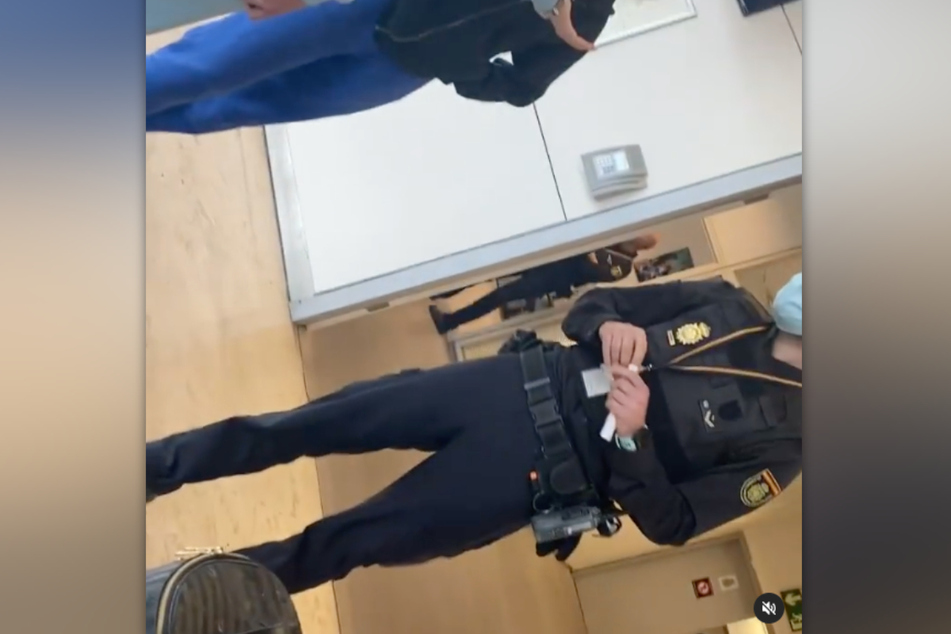Carmen Geiss (55) hat gefilmt, wie ihre Tochter Davina (17) mit der spanischen Polizei über die Festnahme von Robert (57) diskutiert hat.