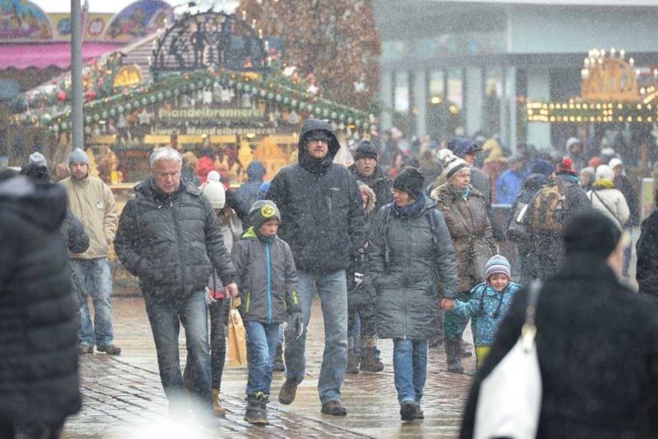 Der Chemnitzer Weihnachtsmarkt im Schneeregen. Beim Adventsshopping spielt auch das Wetter eine Rolle.