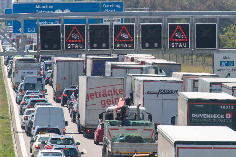 Als der Verkehr auf der A9 stockte, wollte der Mann auf den Standstreifen fahren, da blockierte jedoch ein Lkw einen Teil der Fahrbahn. (Archivbild)