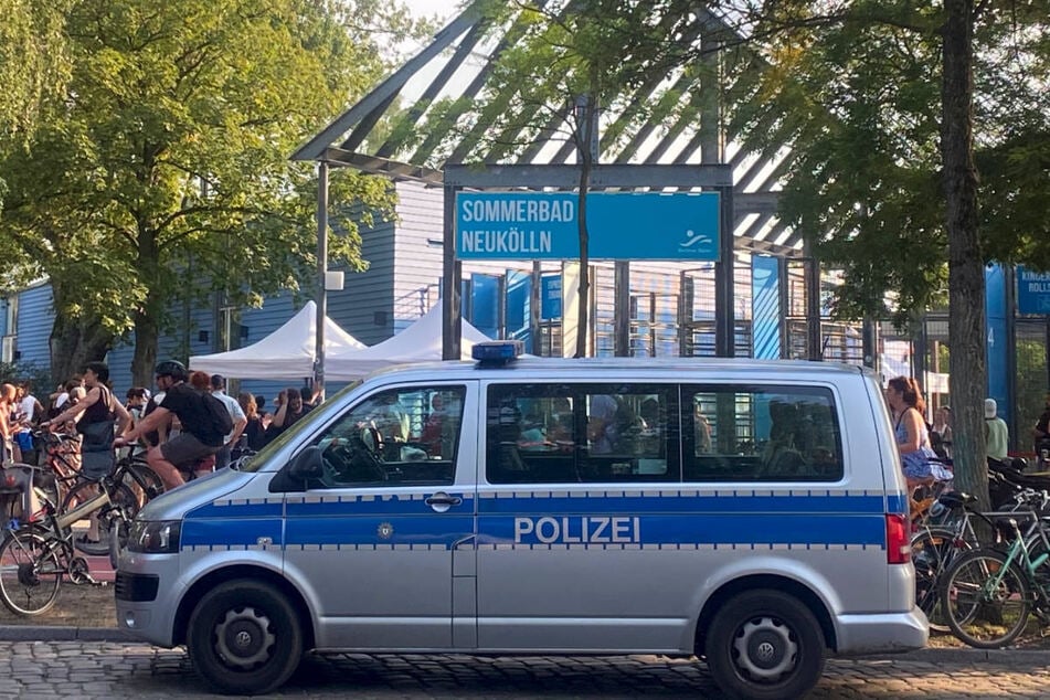 Die Polizei wurde am Freitag zu einer Schlägerei ins Sommerbad Neukölln gerufen.