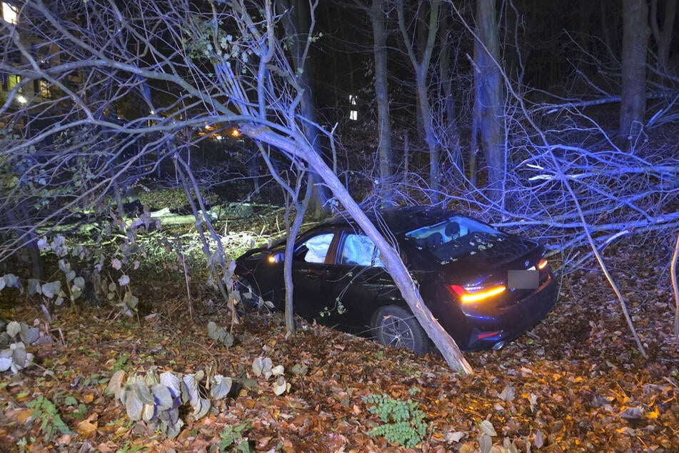 Ein Mann kroch nach einem Unfall in Hamburg in den Kofferraum seines Autos.