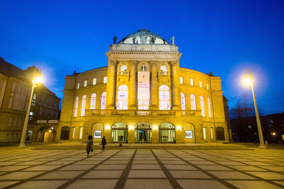 Im Chemnitzer Opernhaus können die Arbeiten der verborgenen Künstler bewundert werden.