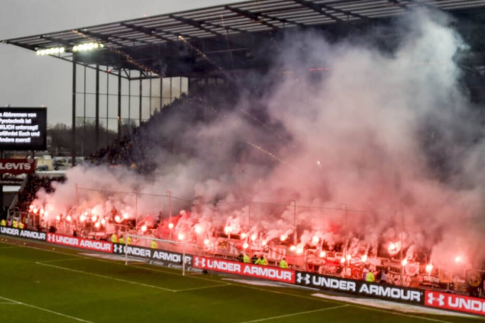 Die Fans des FC St. Pauli vernebelten mit ihren Pyros das Millerntor-Stadion.
